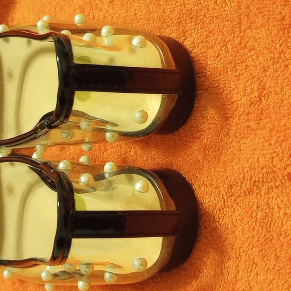 Black, clearly, with pearls over and around the shoes - Picture 3 of 5